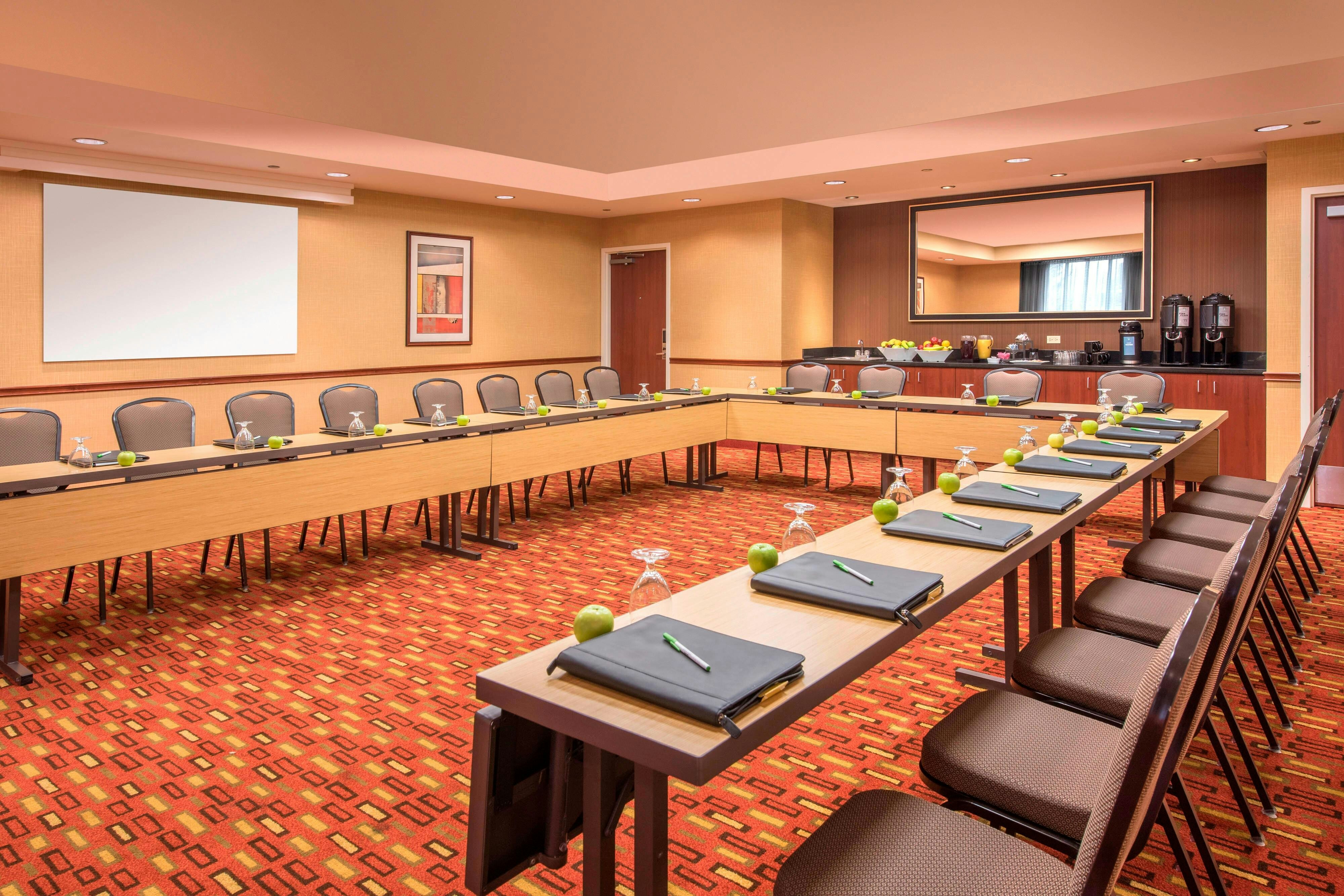 Courtyard By Marriott Denver Cherry Creek 18/22