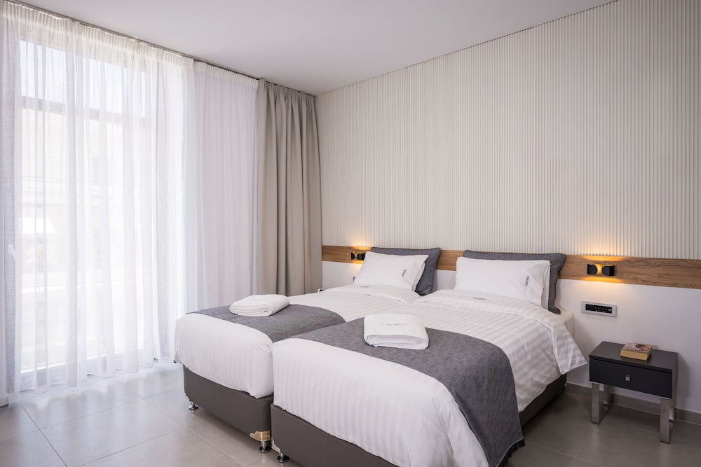 Central City Hotel 15/50