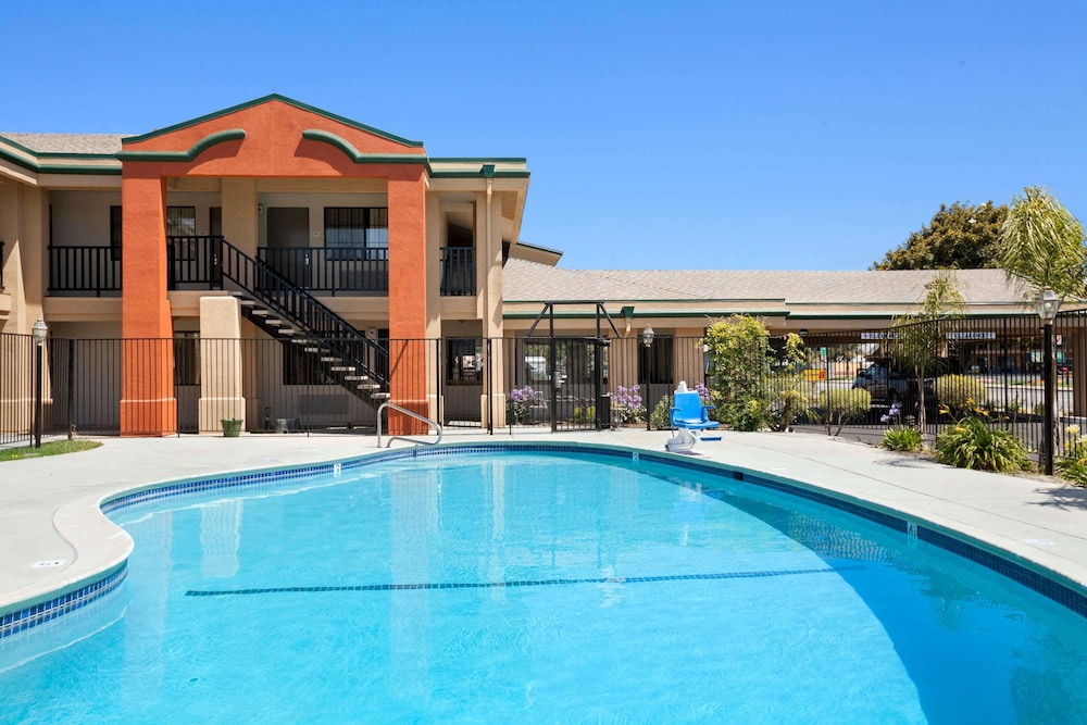 Super 8 by Wyndham Salinas 8/36