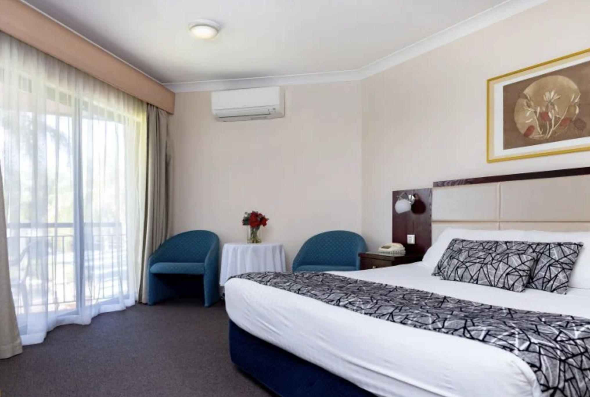 Charbonnier Motor Inn 2/10