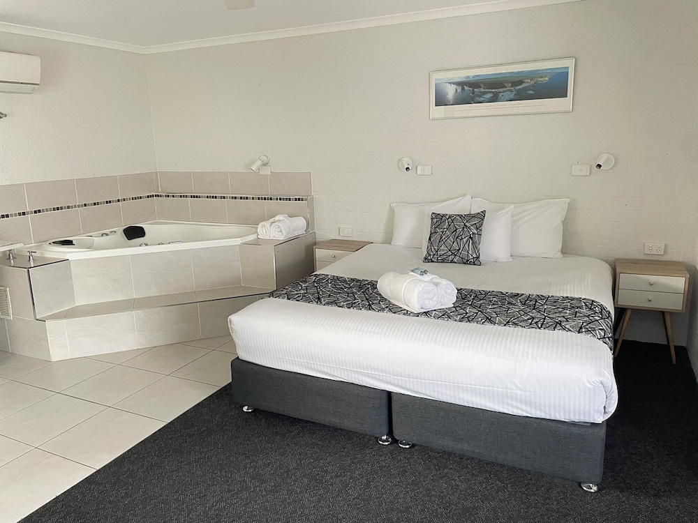 Room, King Bed, No Elevator, Hot Tub