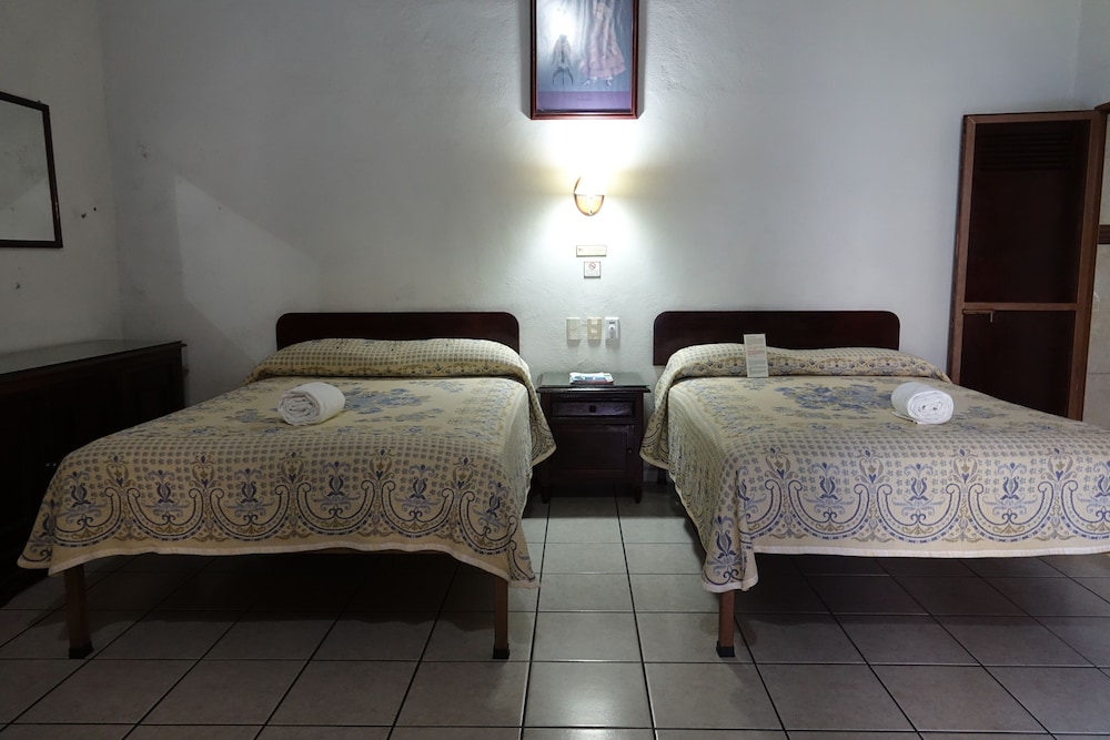 Colonial, 2 Double Beds