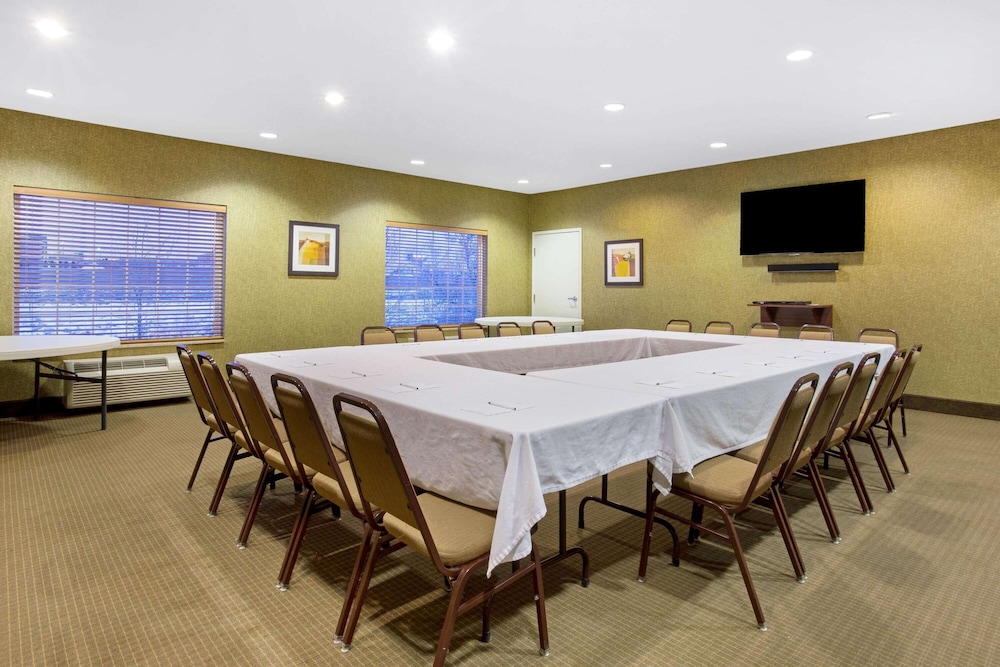 La Quinta Inn & Suites by Wyndham Dickinson 45/50