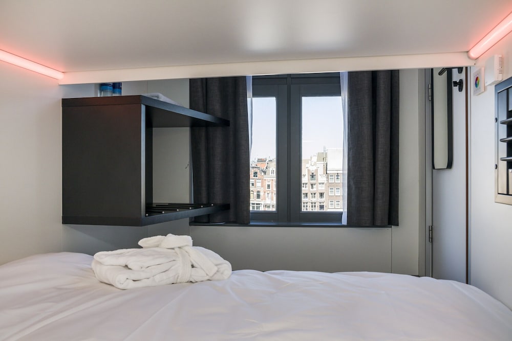 Canal, Queen Bed