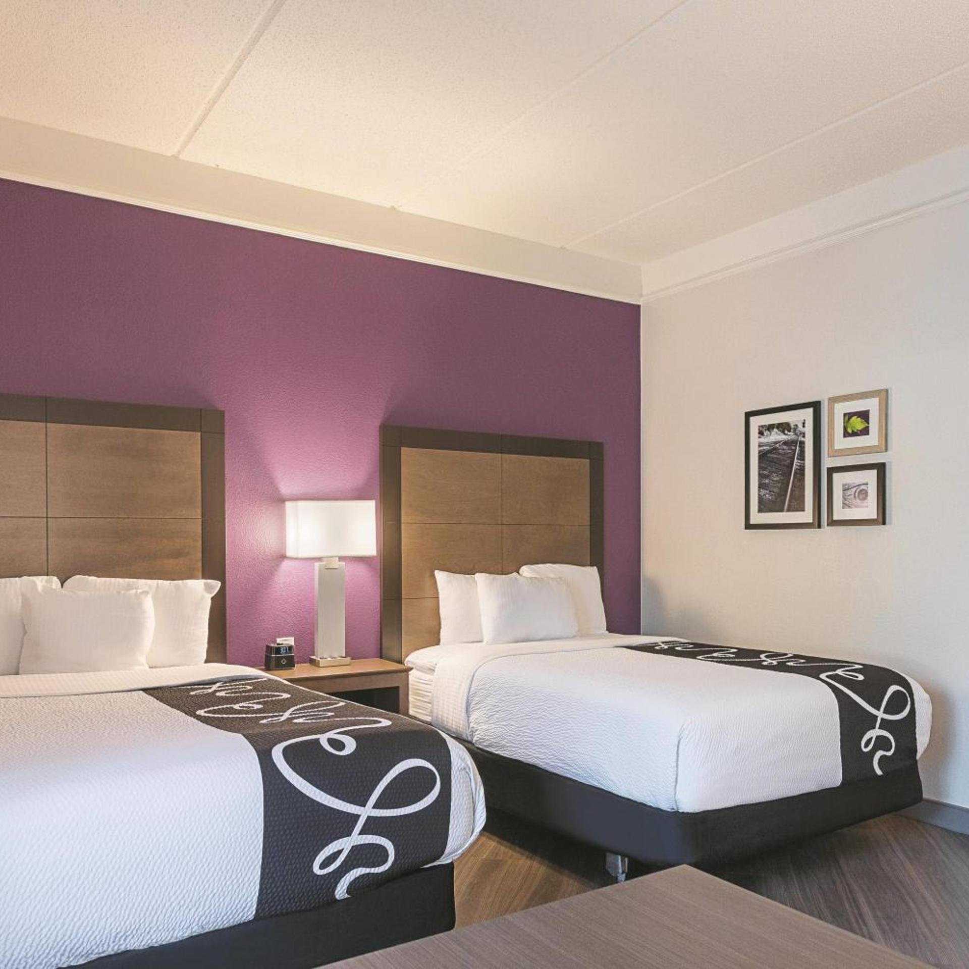غرفة بسريرين مزدوجين بحوض استحمام لذوي الإعاقة، La Quinta Inn & Suites by Wyndham Atlanta Alpharetta 2/8
