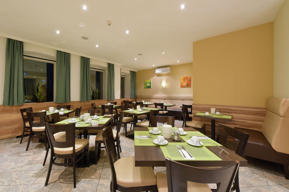 Lucia Hotel 35/46