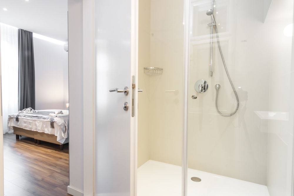 Prima Luxury Rooms 69/71