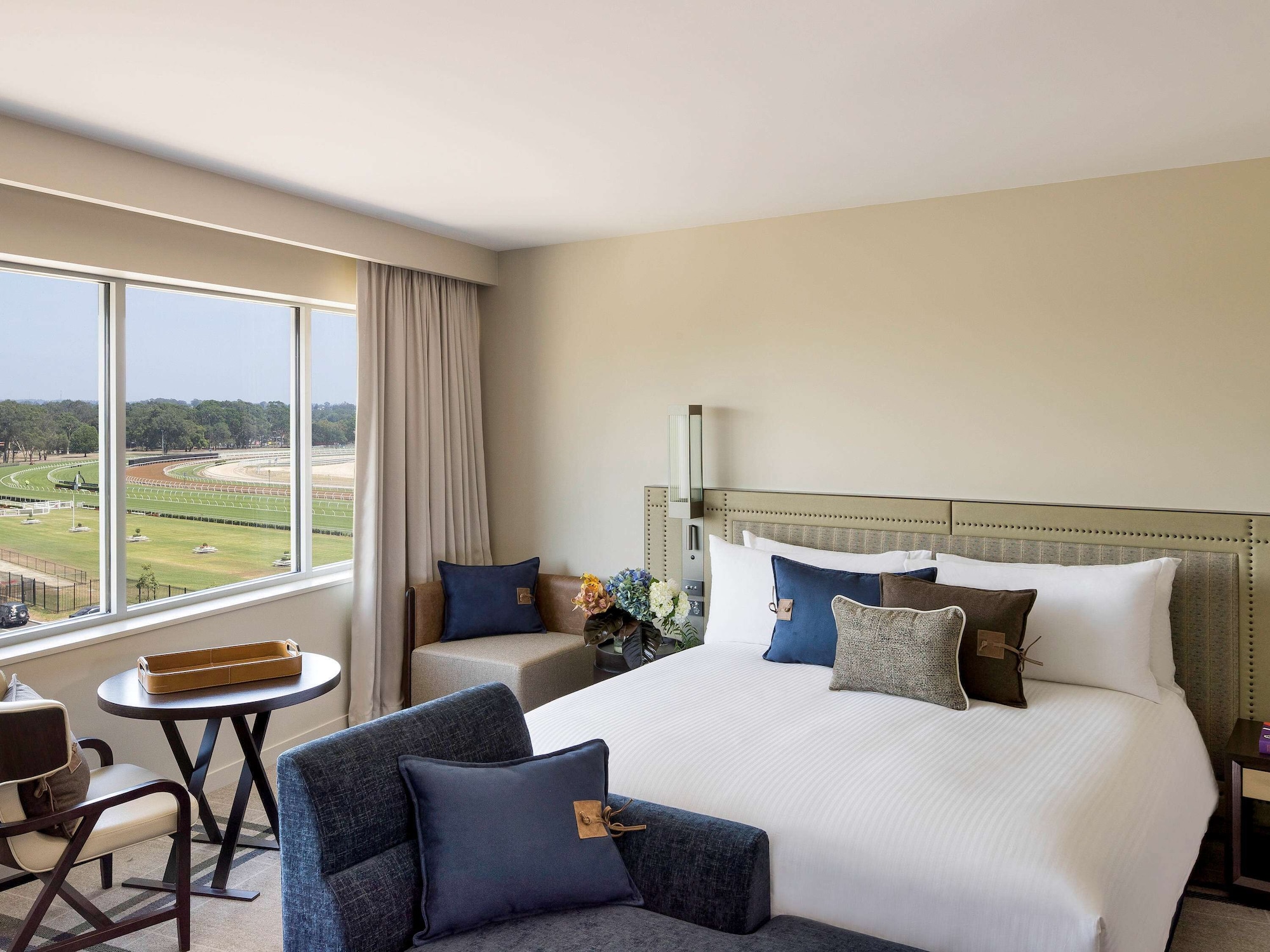 DELUXE, KING BED