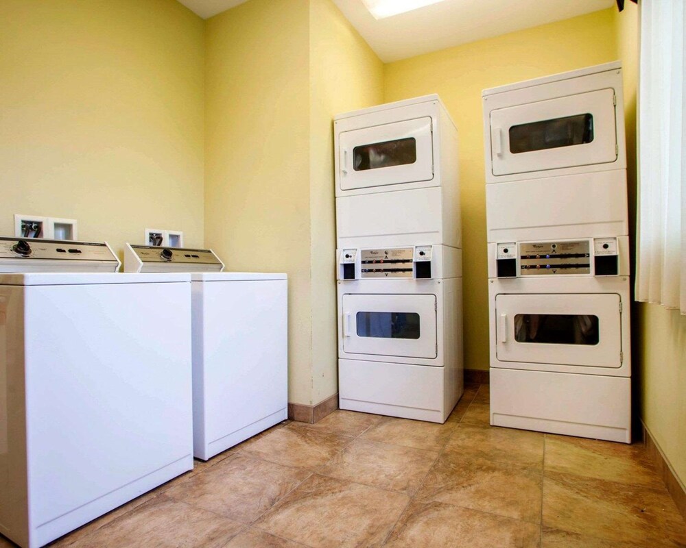 Suburban Studios Cedar Falls 20/33