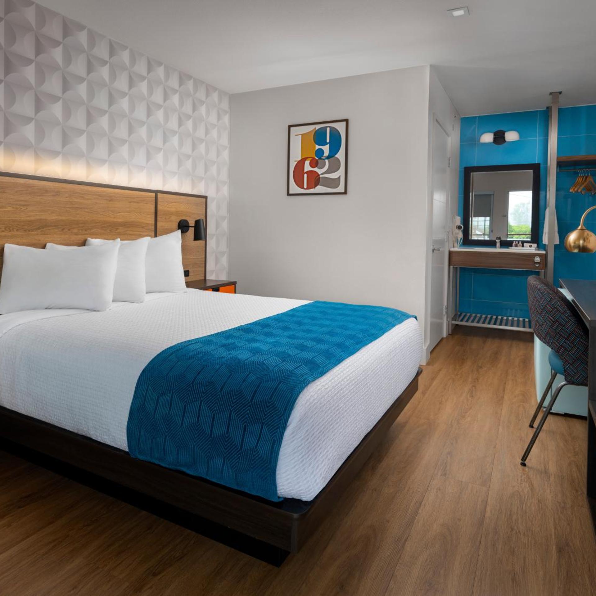 Room, Queen Bed, Outdoor Pool, Accessible