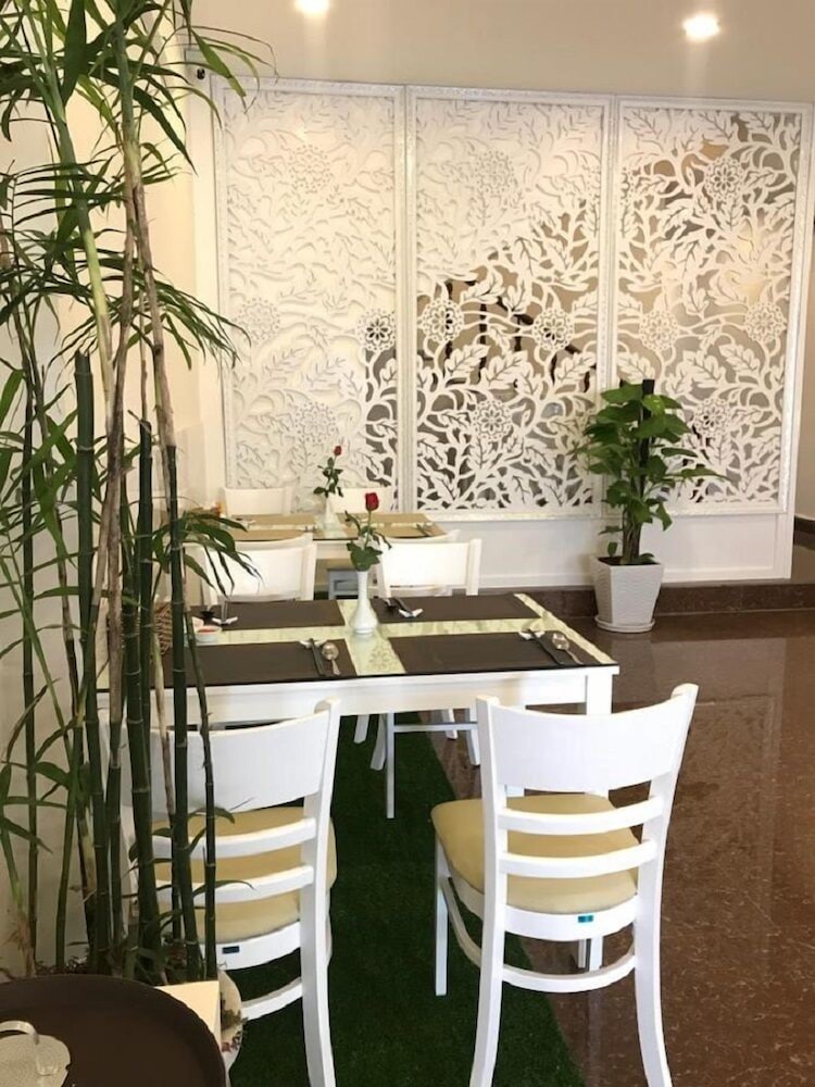 Tea Leaf Hotel 33/39