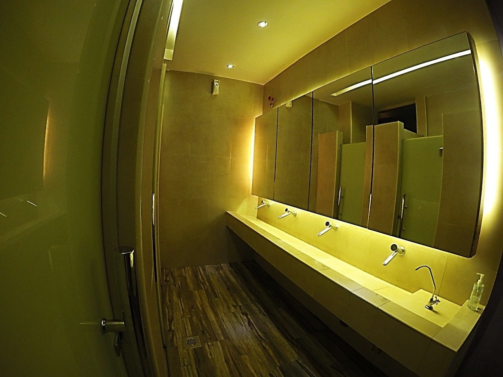 HereHotel.com 38/38