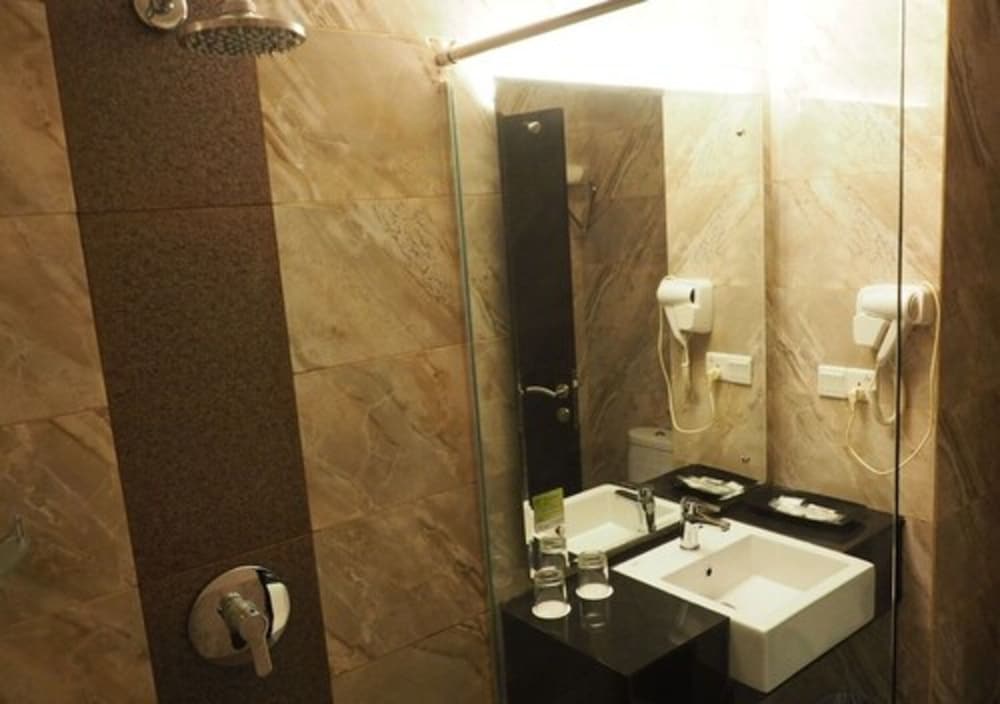 Kings Hotel Nagoya Batam 49/50