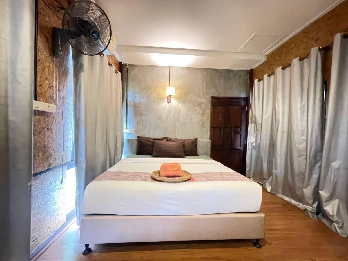 Suite, Hill Side