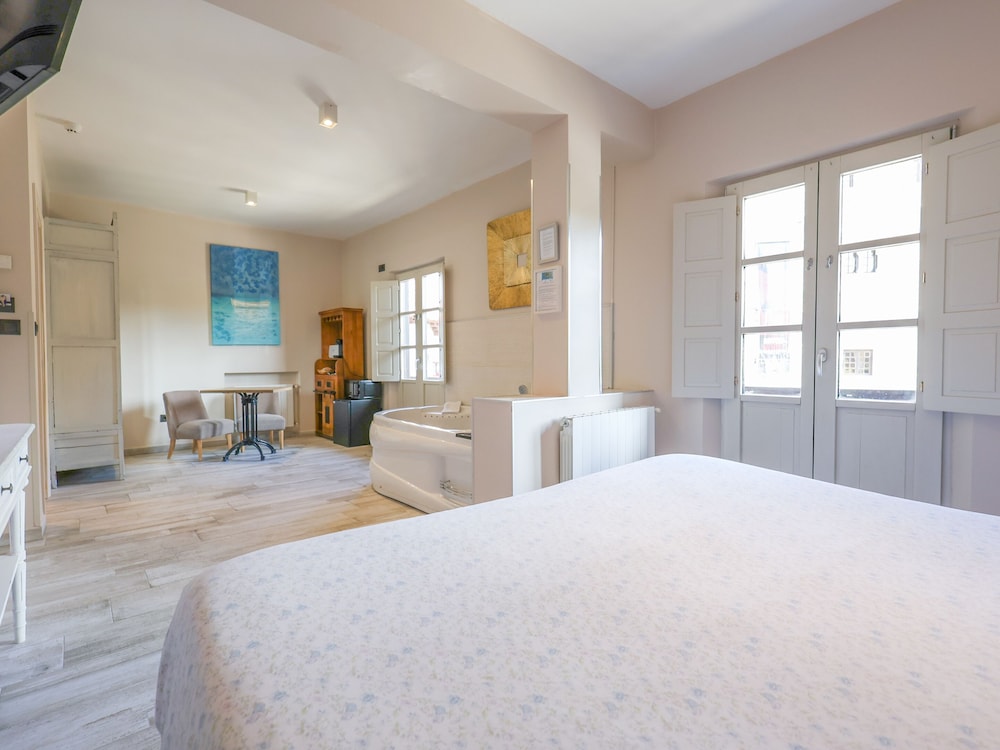 PREMIUM, SUITE, HOT TUB, TERRACE