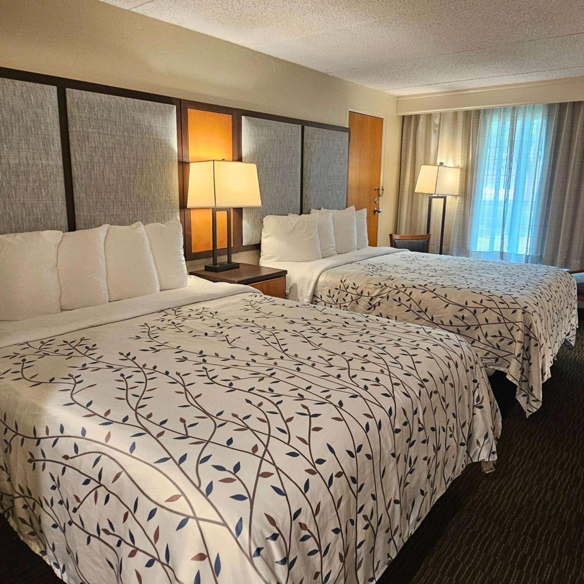 Room, Queen Bed, Exterior Entrance