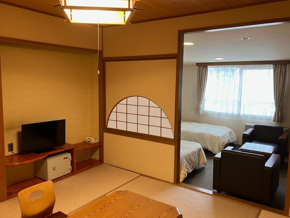 JAPANESE WESTERN, TWIN BEDS, TATAMI