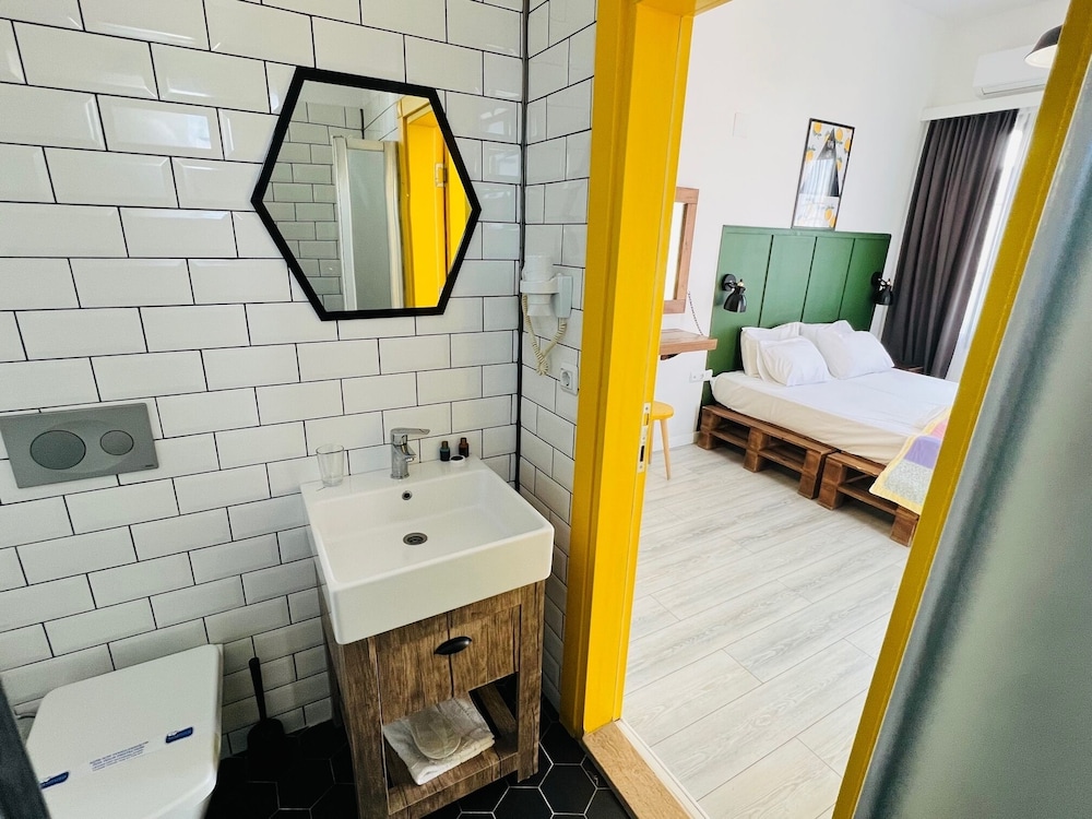 Limon Inn Hotel 58/60