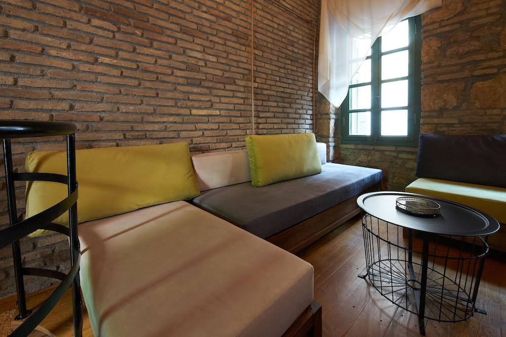 Athenian Residences 33/50