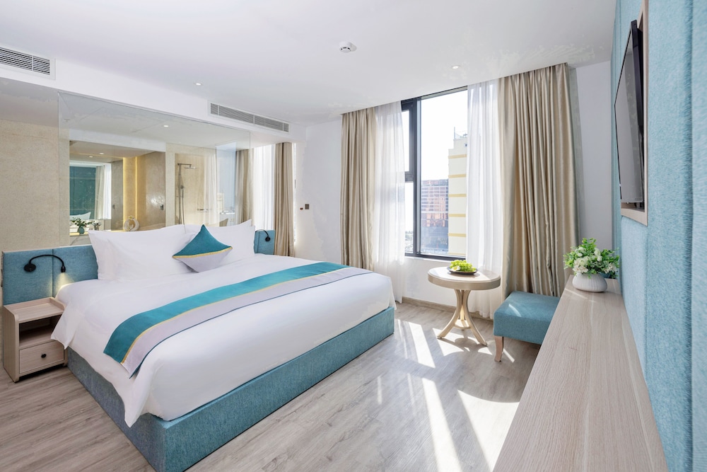 Premium, Partial Ocean View