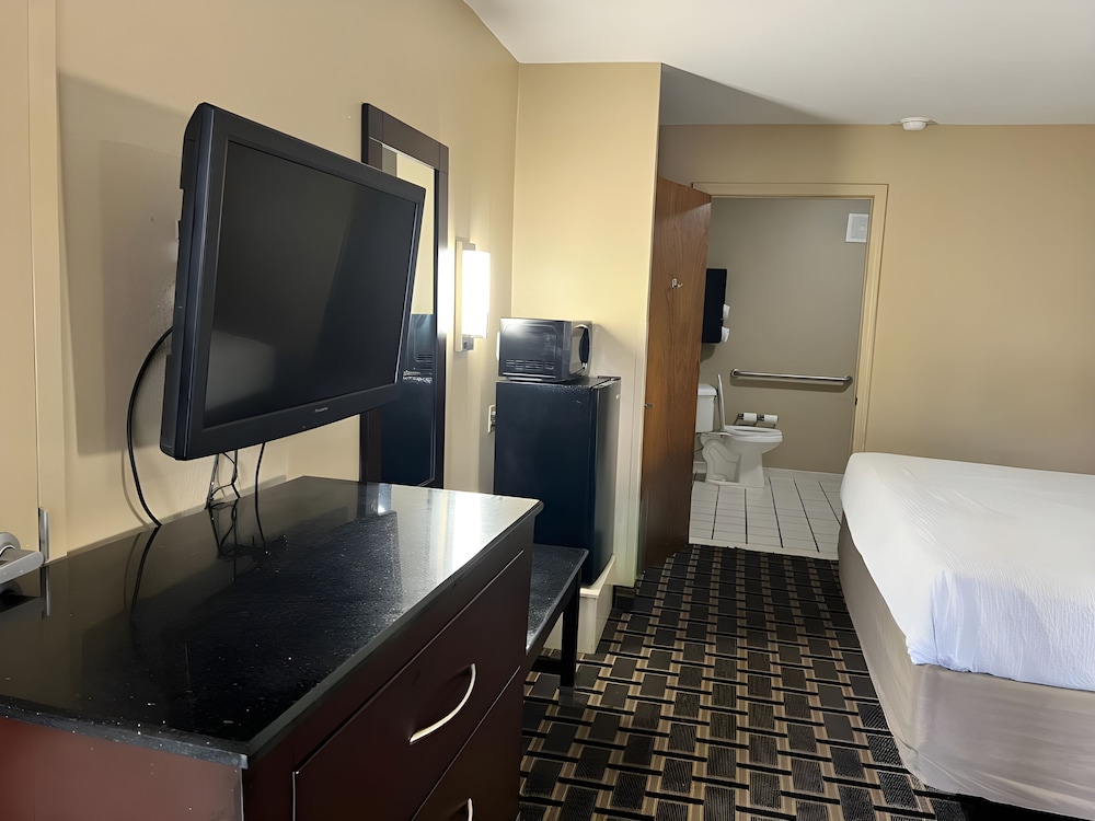 Days Inn and Suites By Wyndham Pine Bluff 15/27