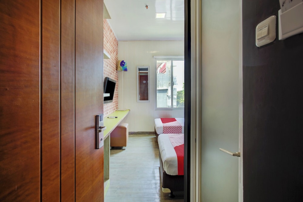 Capital O 4002 Aleander Hotel 7/42