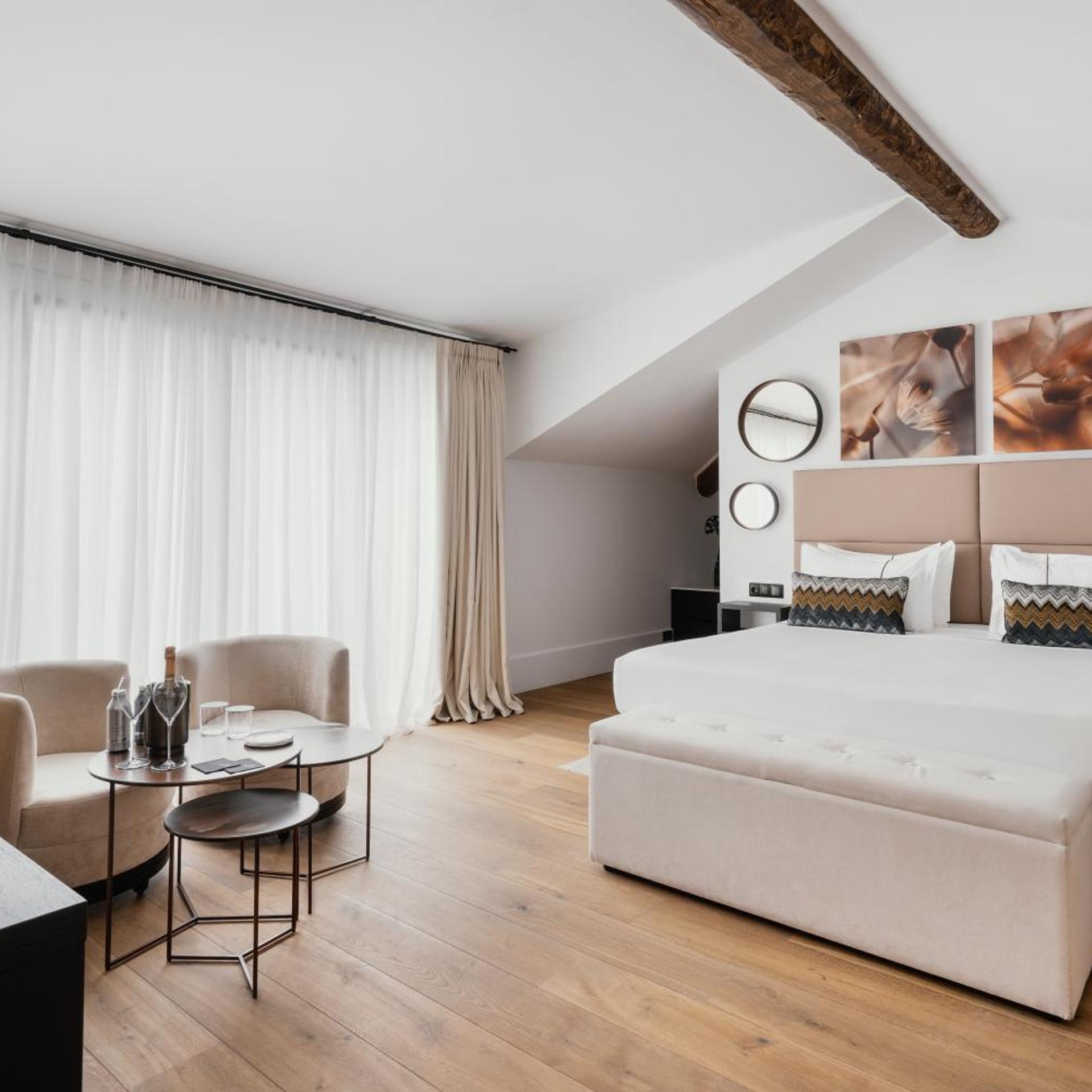 Suite, Lake View