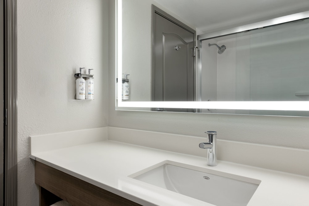غرفة قياسية بسرير كينج، Holiday Inn Express Savannah Airport Ex Comfort Suites 2/2