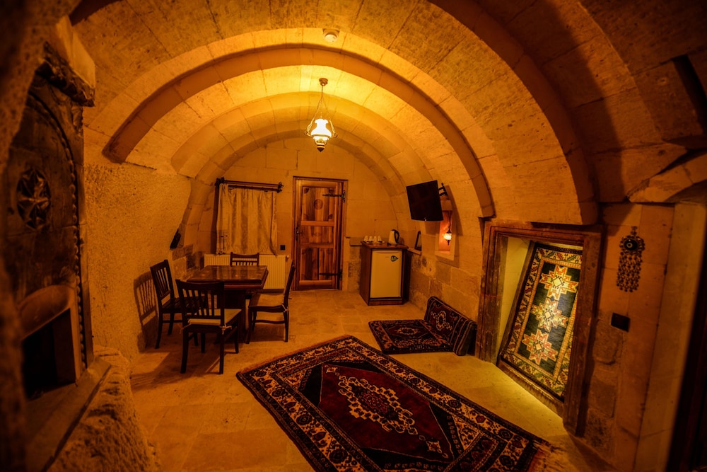 Vineyard Cave Hotel 82/98