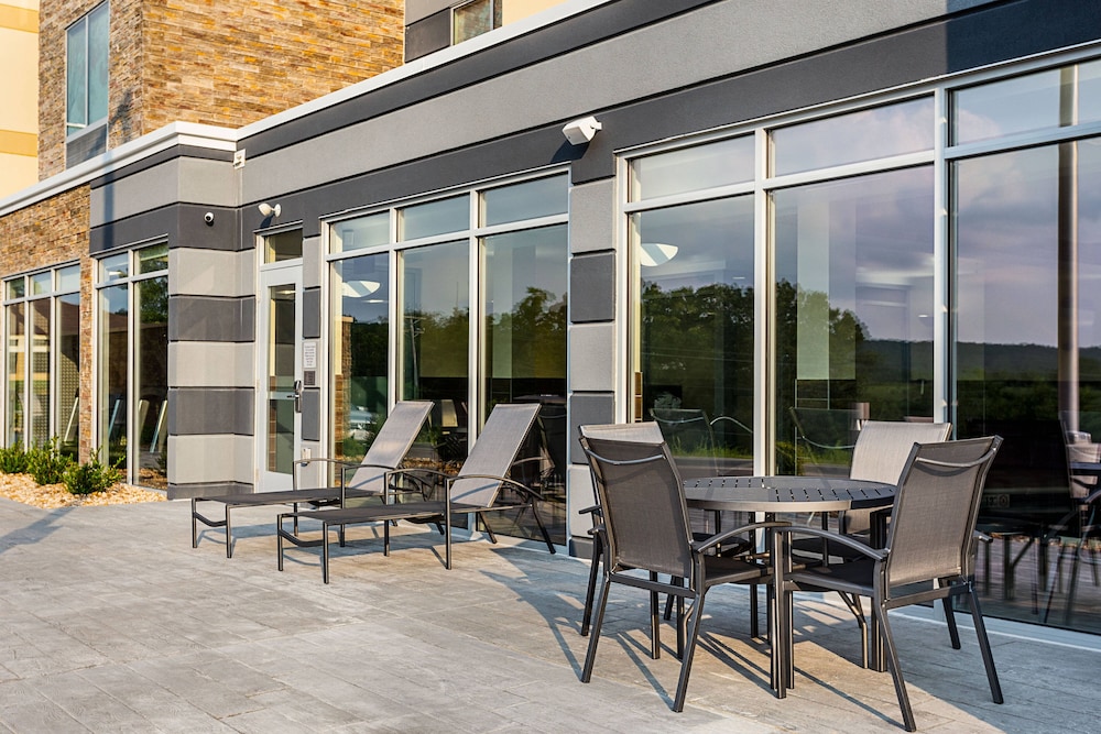 Fairfield Inn & Suites by Marriott Rolla 41/46