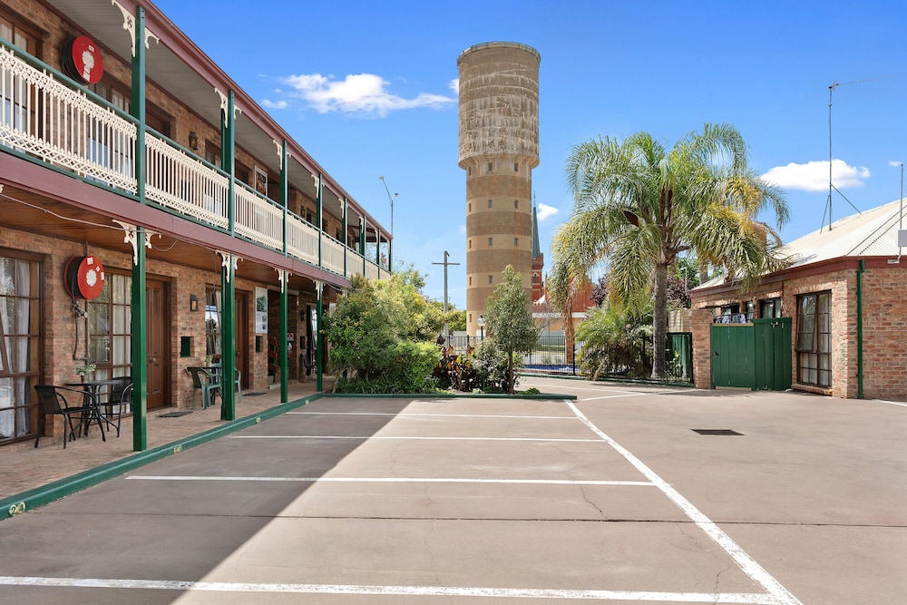 The Settlement Historic Hotel 4/32