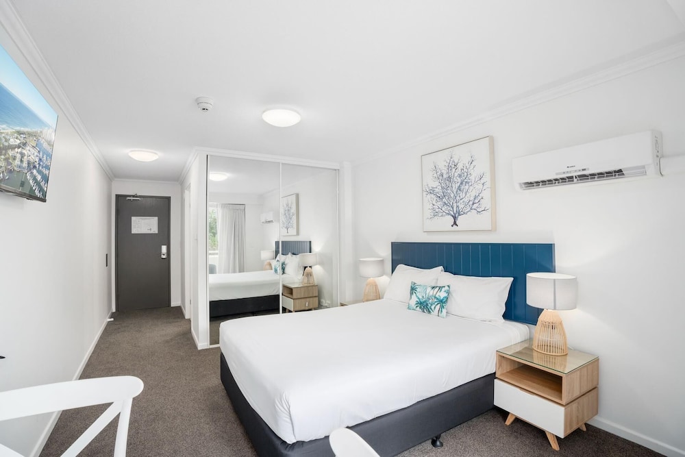 ROOM, DOUBLE BED