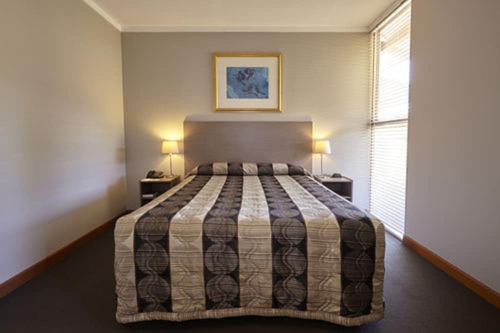 SEASONS HOTEL NEWMAN 8/44