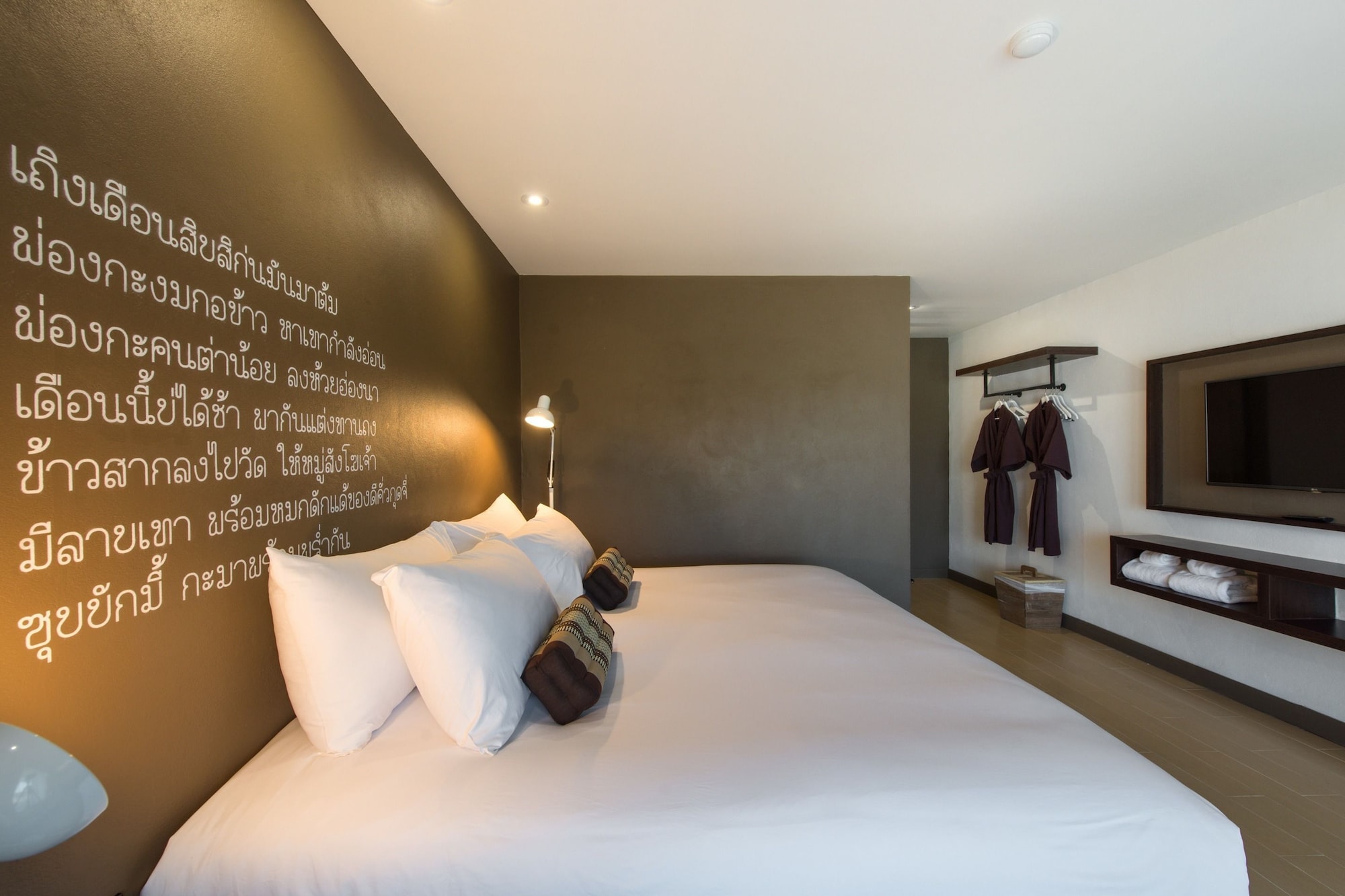 DELUXE, KING BED