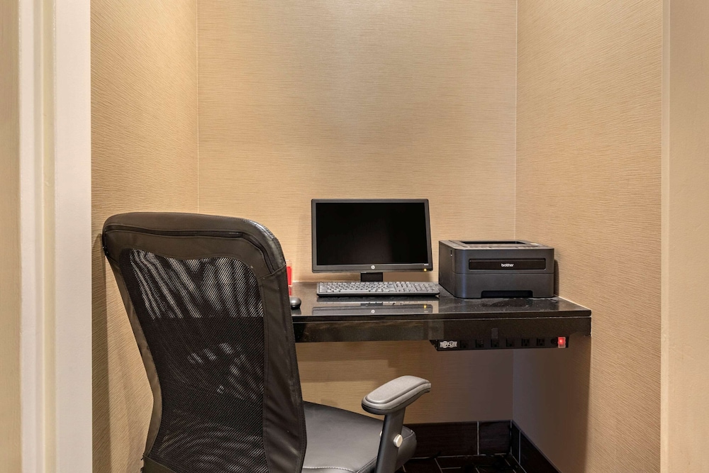 Comfort Inn and Suites North Dallas-Addison 32/33