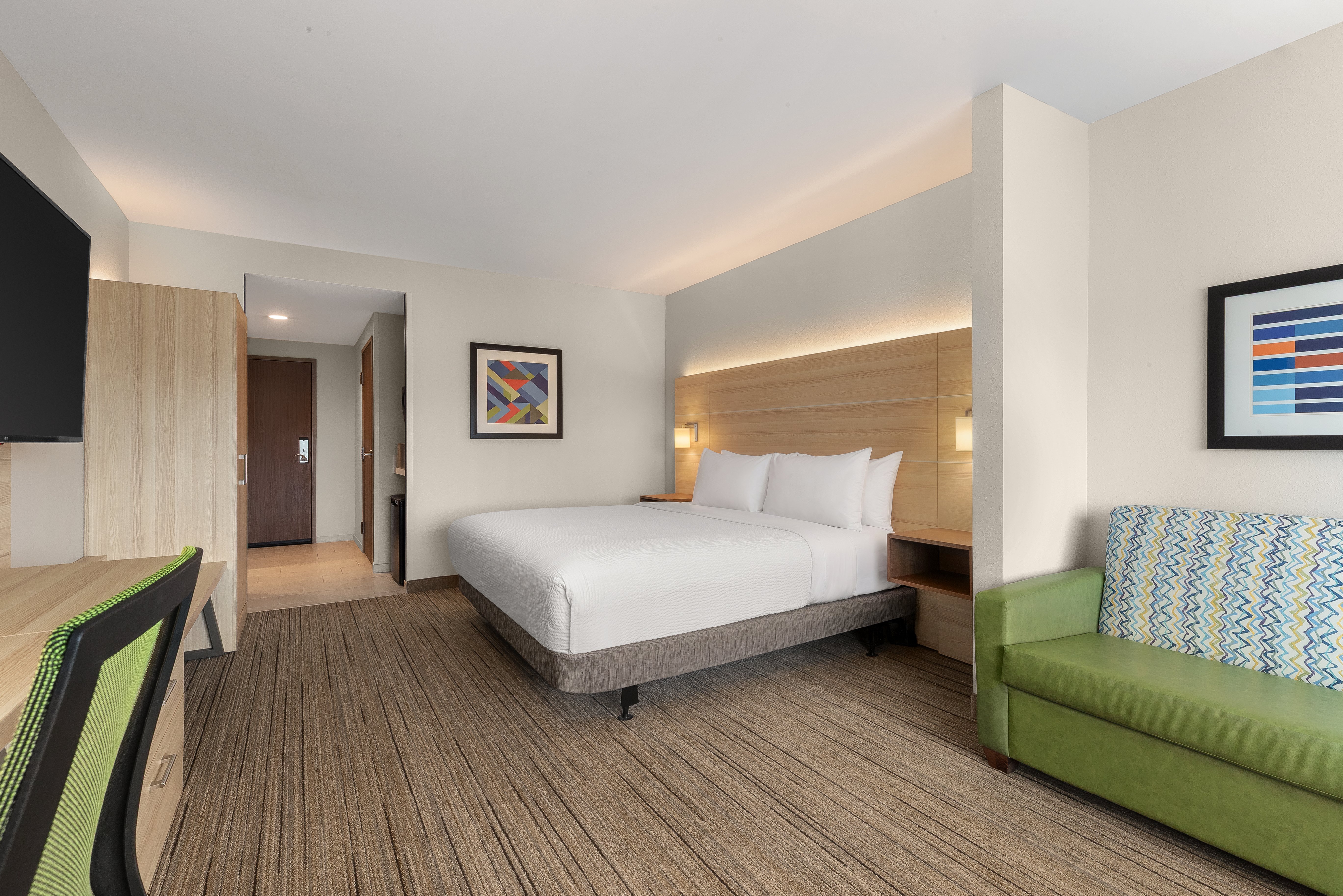 Holiday Inn Express Suites Staunton 30/75