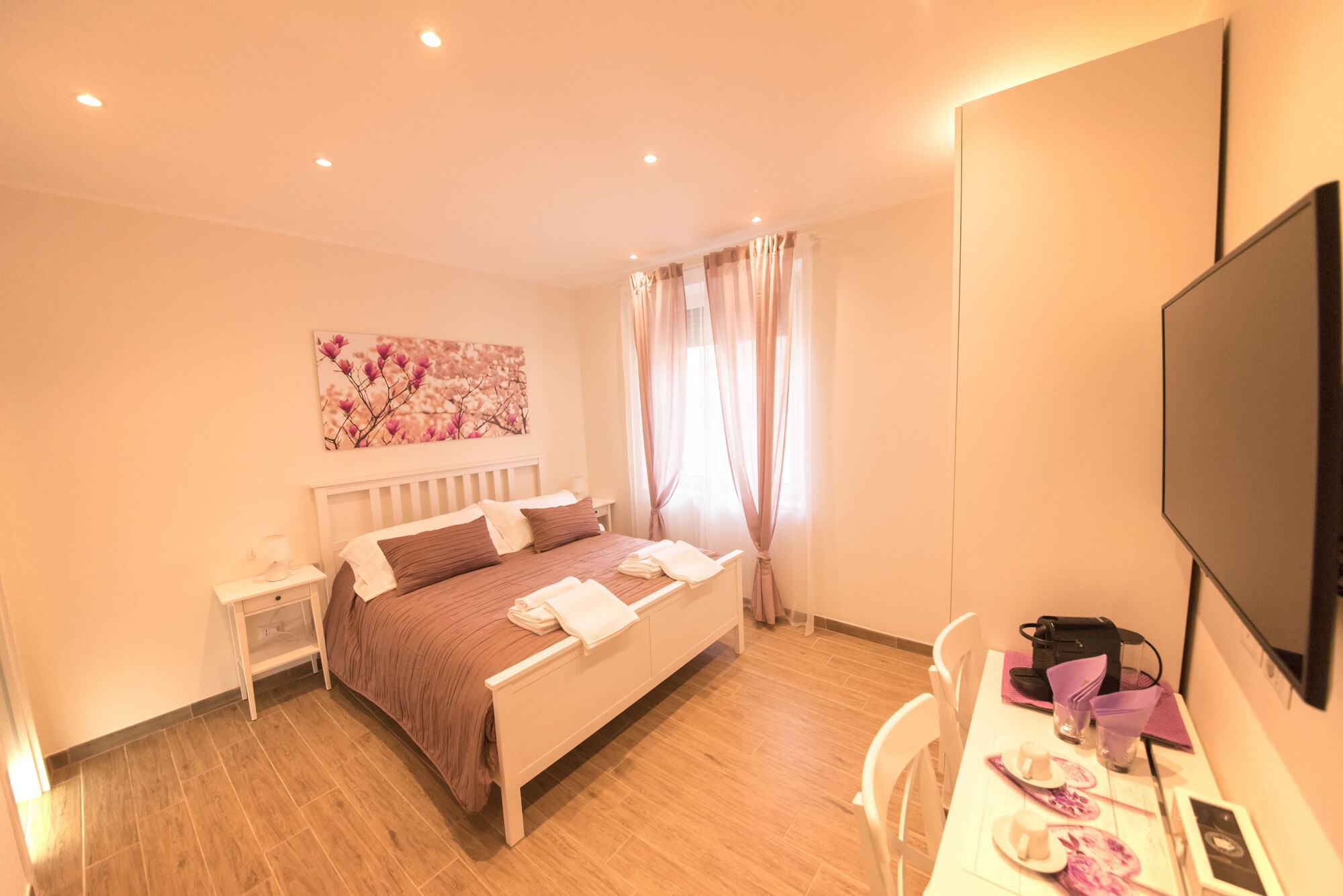 DELUXE, DOUBLE BED