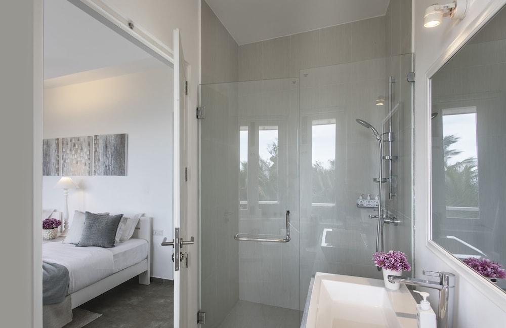 White Villa 50/50