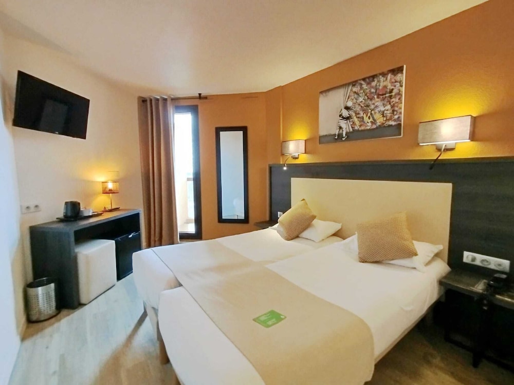 ROOM, TWIN BEDS, SEA SIDE