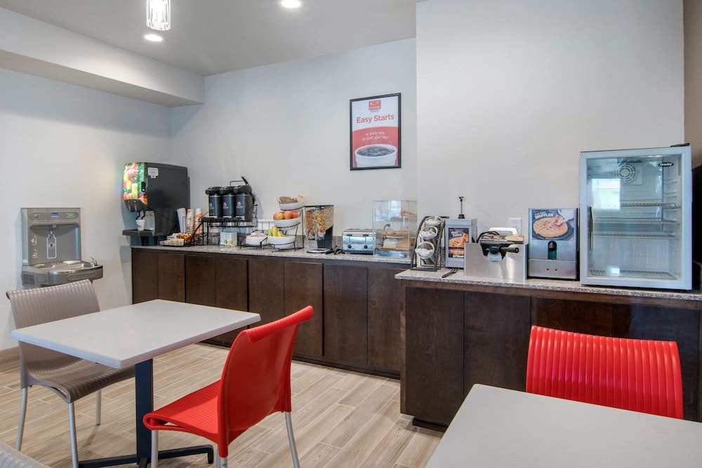 Econo Lodge Inn & Suites Springfield Main Street 38/63