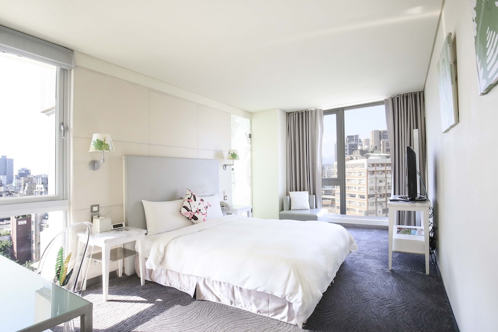 Deluxe, Queen Bed, Street View، Ambience Hotel 3/10