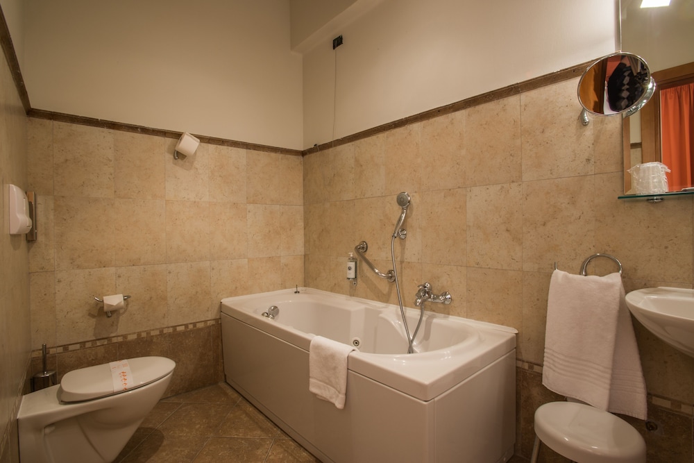 جناح كلاسيكي بسرير كينج بجاكوزي، Hotel Lux 3/3