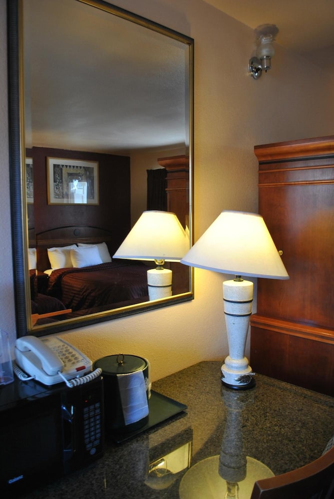 Budget Inn 38/66