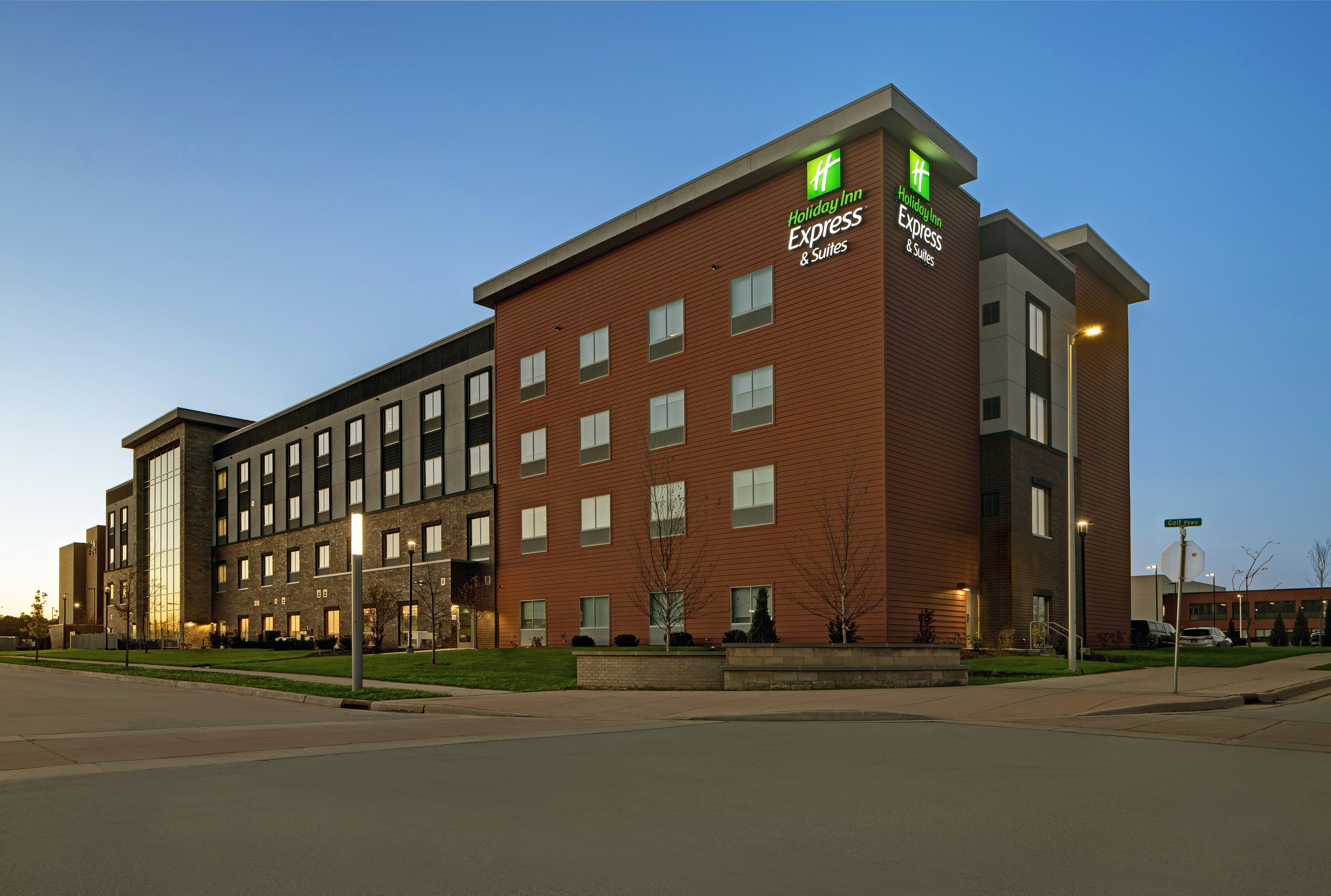 Holiday Inn Express & Suites Milwaukee - Brookfield 57/59