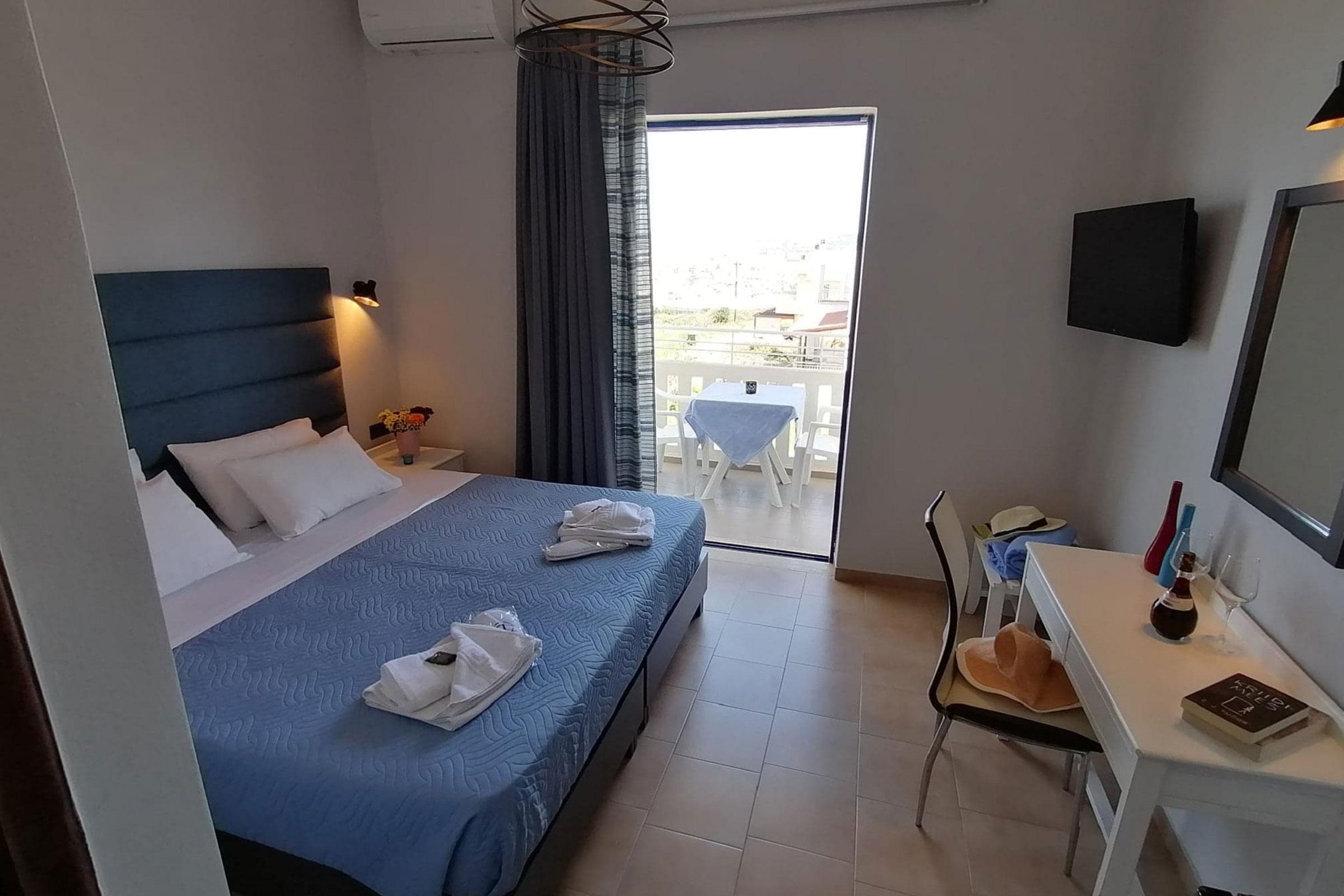 Standard, Twin Beds, Pool or Mountain View