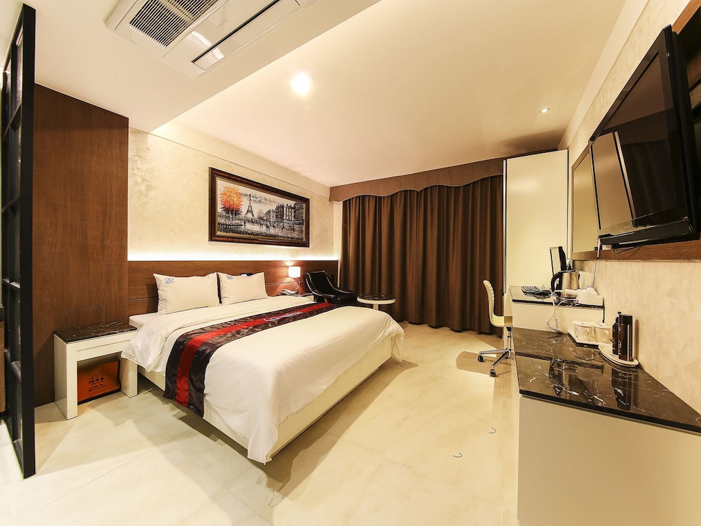 Zenith Hotel 36/63