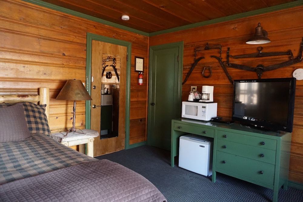 Shaver Lake Village Hotel 23/50