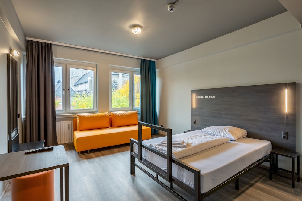 ROOM, SINGLE, TWIN BEDS