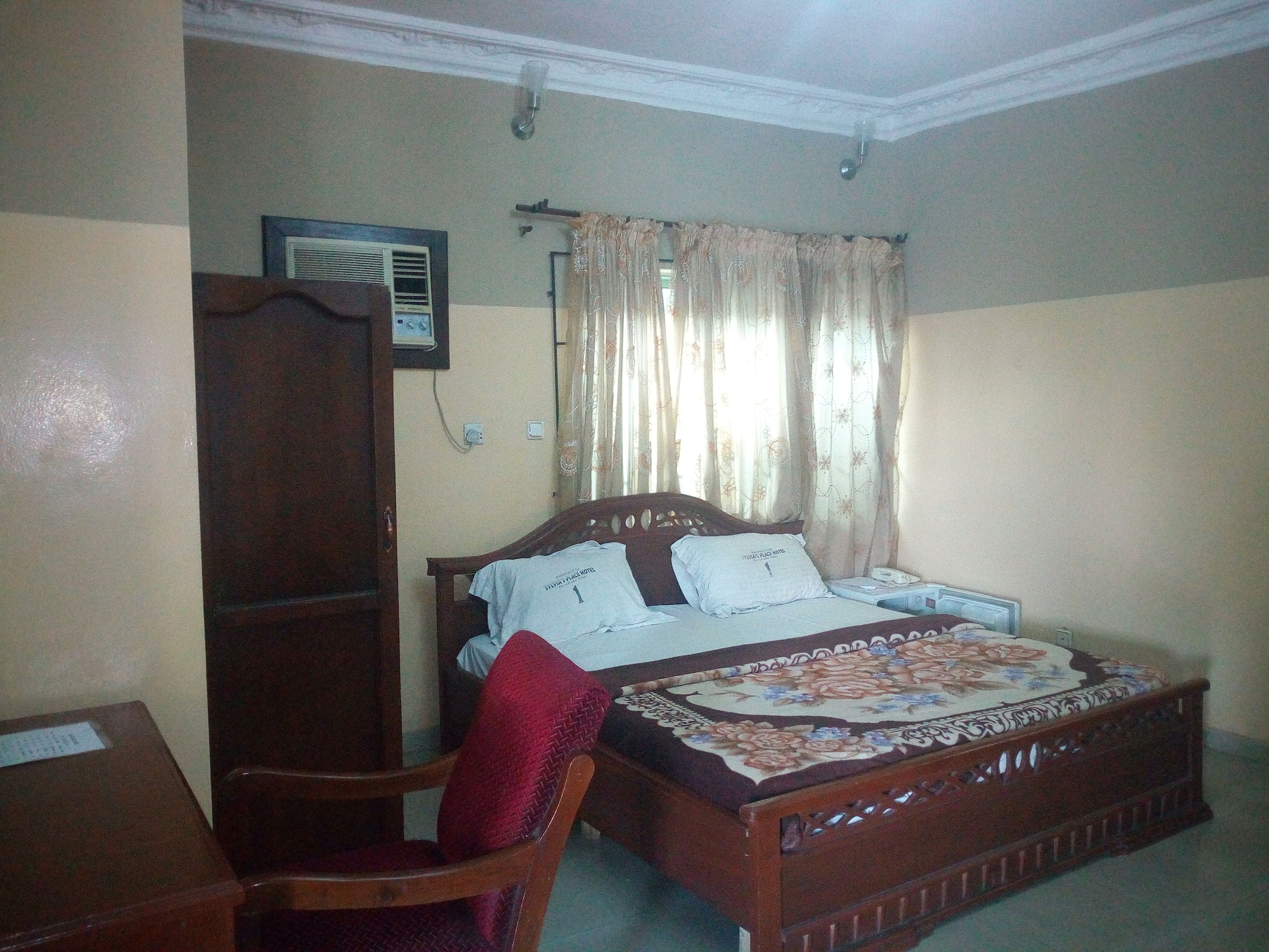 ROOM, QUEEN BED