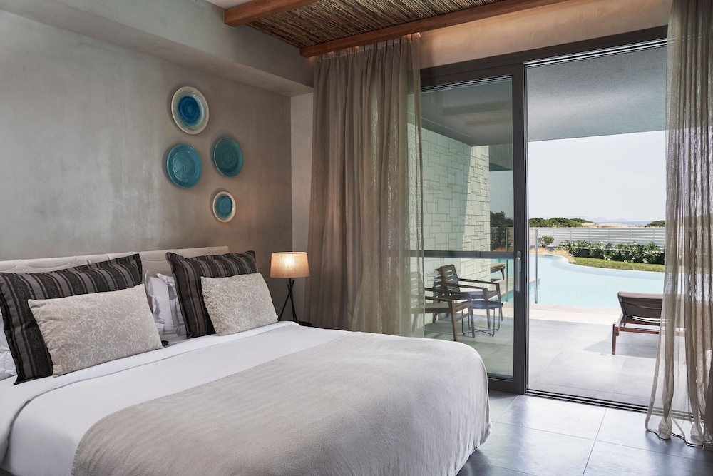 SWIM UP, FAMILY SUITE, 1 QUEEN AND 3 SINGLE BEDS, PARTIAL SEA VIEW